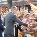 El Rey Felipe saluda a las personas que le esperaban a su llegada al municipio sevillano de Lebrija