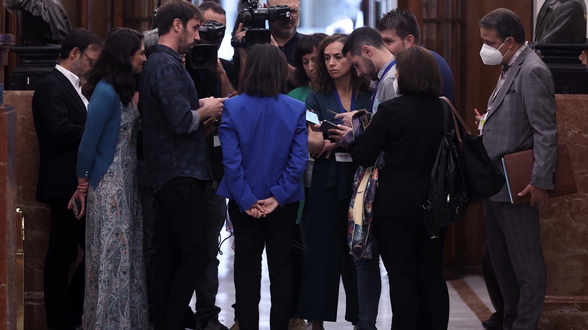 La ministra de Defensa, Margarita Robles, ofrece declaraciones a los medios, a su llegada a la sesión de control al Gobierno del Pleno del Congreso, a 5 de octubre de 2022