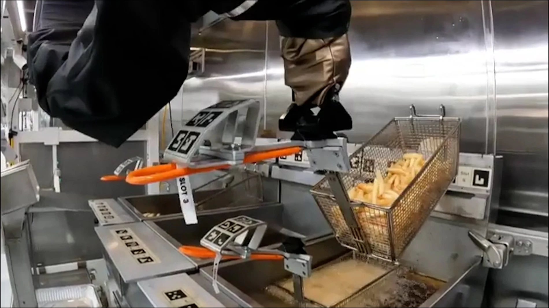 "Flippy 2", el robot que prepara patatas fritas en los restaurantes de comida rápida