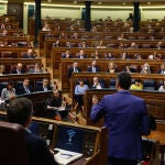 El presidente del Gobierno, Pedro Sánchez (d) durante el pleno celebrado este miércoles en el Congreso de los Diputados.