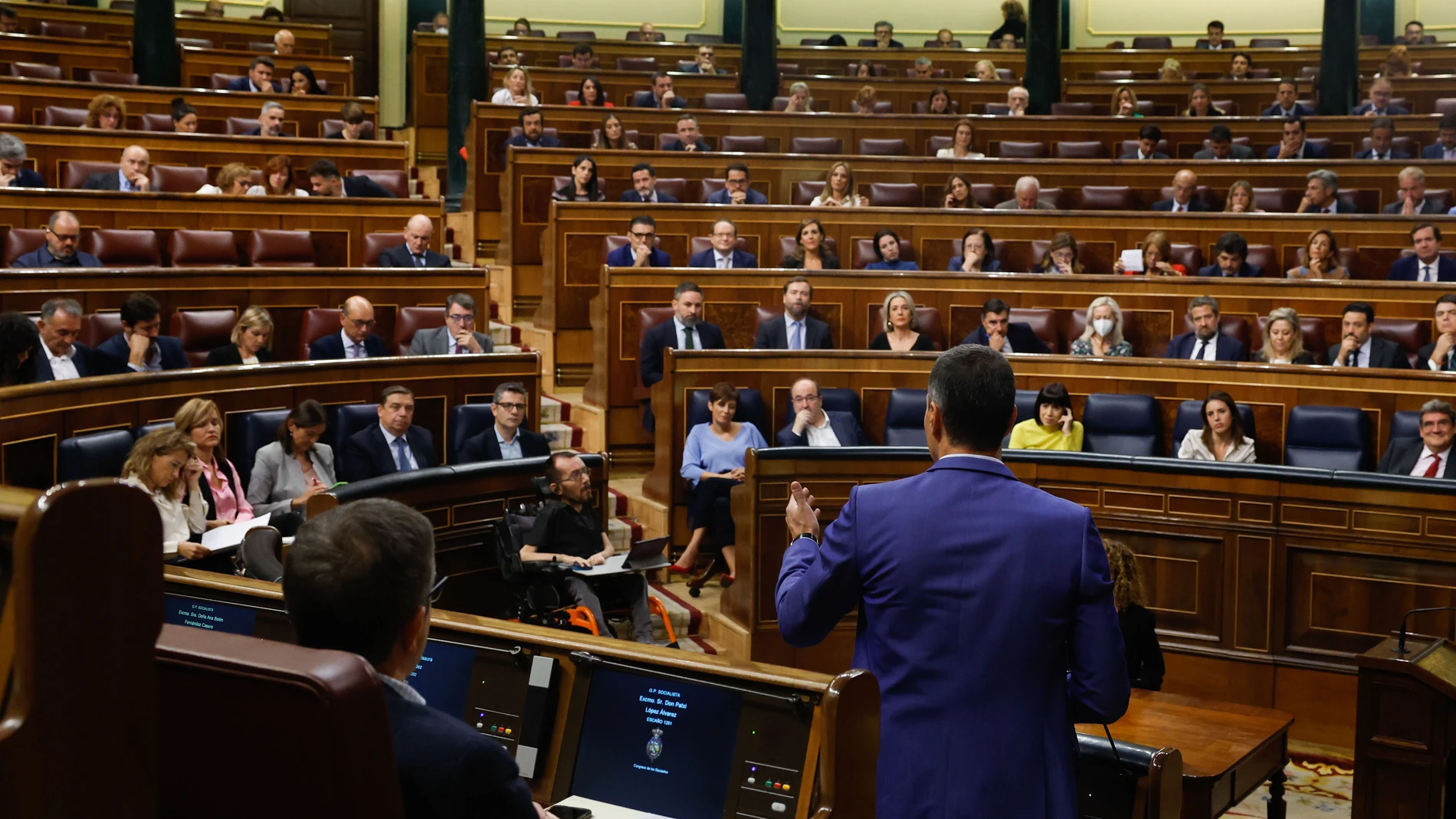 El presidente del Gobierno, Pedro Sánchez (d) durante el pleno celebrado este miércoles en el Congreso de los Diputados.
