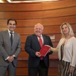 El consejero de Justicia, José Antonio Nieto; el presidente del Parlamento andaluz, Jesús Aguirre; y la fiscal superior de Andalucía, Ana Tárrago