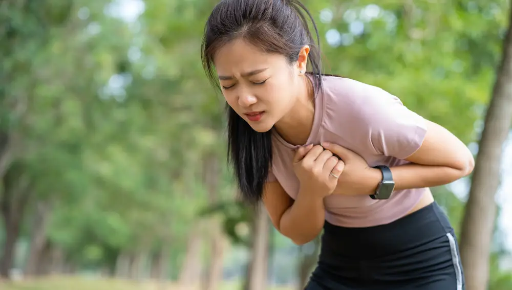 Mujer con síntomas de infarto durante el ejercicio