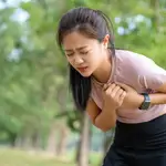 Mujer con síntomas de infarto durante el ejercicio