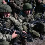 Reclutas rusos asisten a un entrenamiento en un campo de tiro cerca de Donetsk, Ucrania
