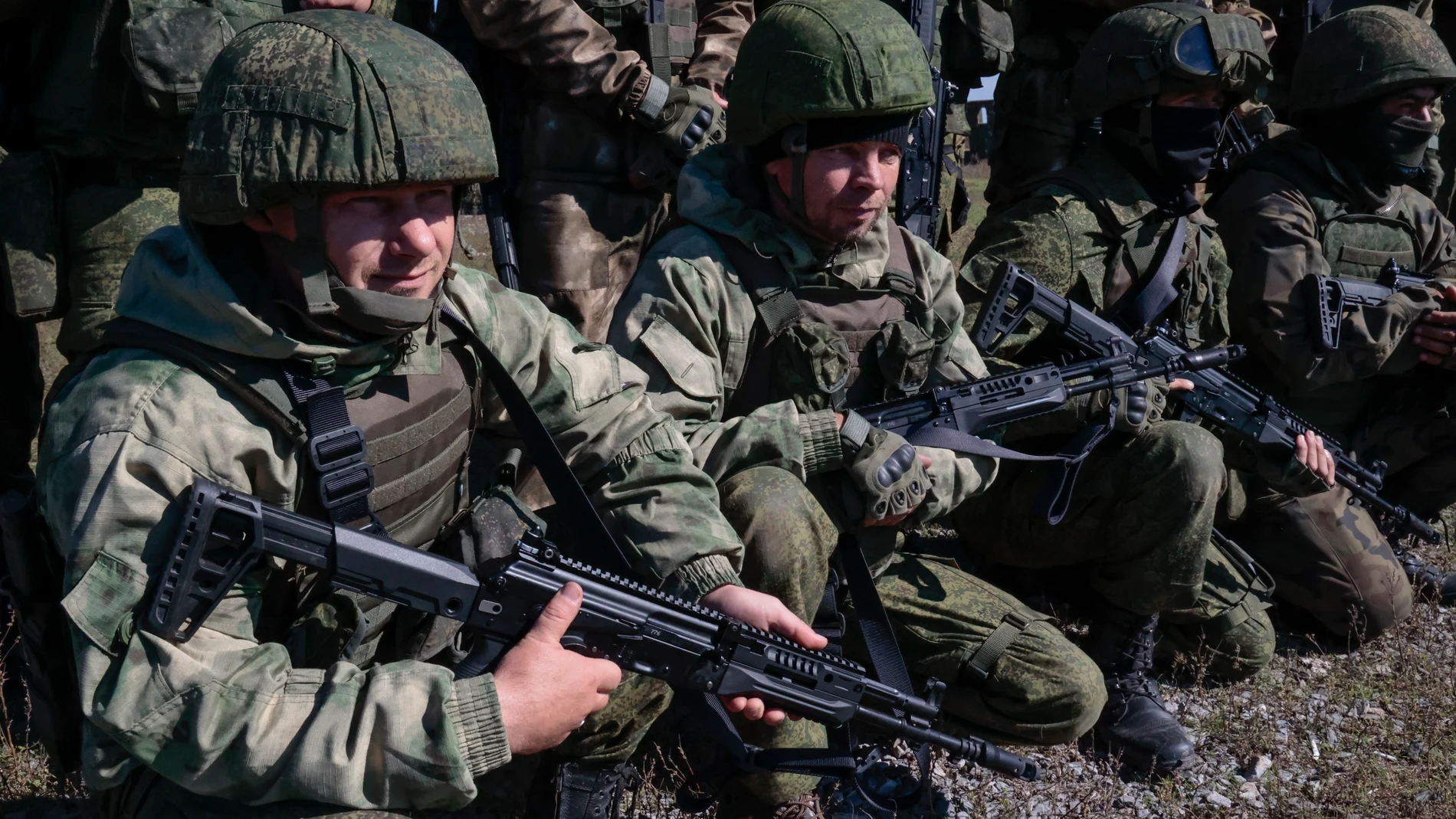 Reclutas rusos asisten a un entrenamiento en un campo de tiro cerca de Donetsk, Ucrania
