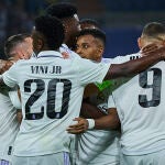 Los jugadores del Real Madrid felicitan a Rodrygo después de marcar el 1-0