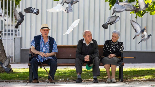 Jubilados en frente de un centro de mayores