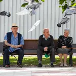 Jubilados en frente de un centro de mayores