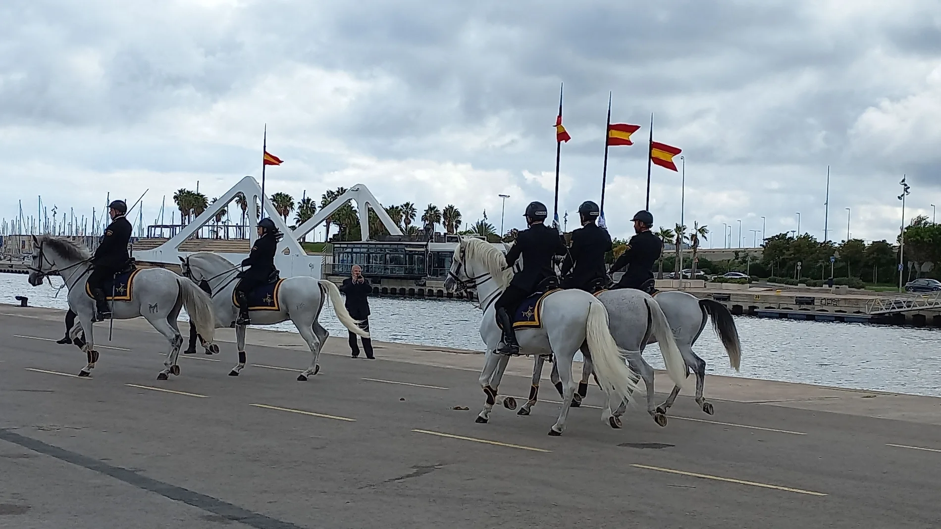 Policía Nacional a caballo participan en la celebración de los Ángeles Custodios, Día de la Policía, en la Marina de Valencia