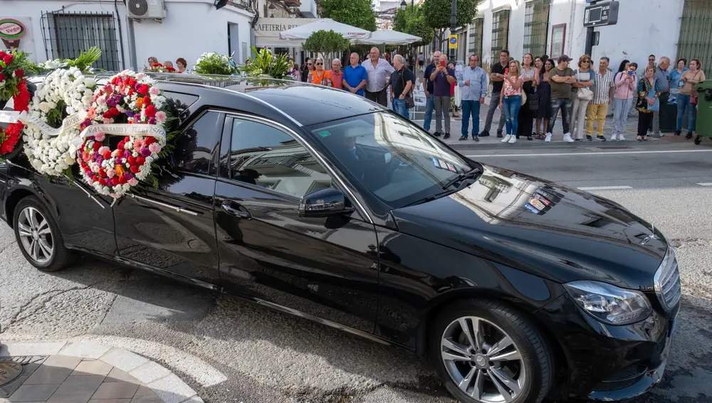 El coche fúnebre con los restos mortales del periodista Jesús Quintero, fallecido el pasado lunes a los 82 años, a su salida este miércoles de la iglesia de San Juan Bautista de San Juan del Puerto (Huelva)