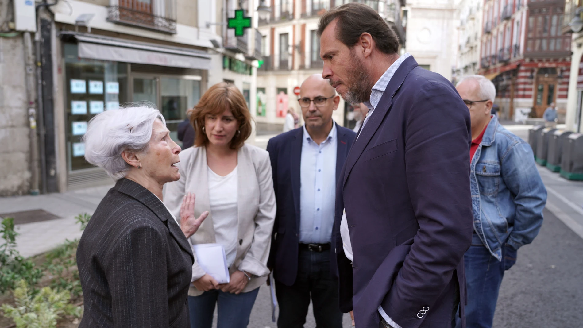 El alcalde de Valladolid, Óscar Puente, visita las obras de reurbanización de calle Catedral con el concejal de Movilidad y Espacio Urbano, Luis Vélez