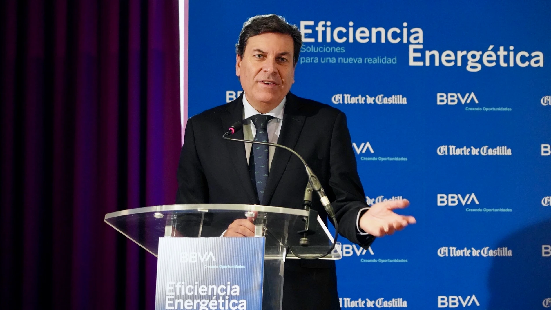 El consejero de Economía y Hacienda, Carlos Fernández Carriedo, durante su intervención en el desayuno informativo