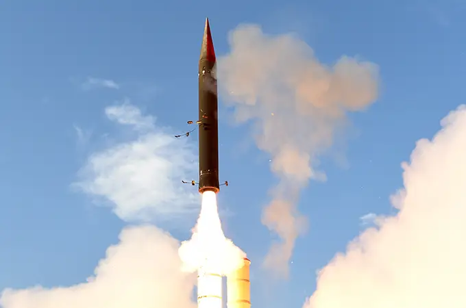 Israel intercepta un misil de largo alcance lanzado desde el Mar Rojo 
