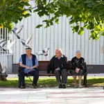 Jubilados enfrente de un centro de mayores.