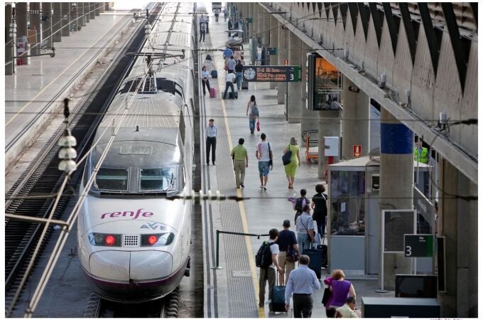 Un tren AVE estacionado en Santa Justa