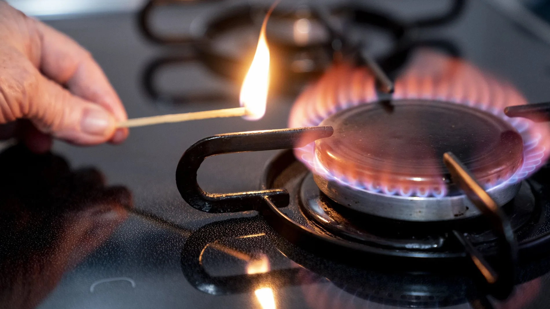 Una persona enciende un fuego de cocina de gas
