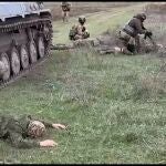 Soldados ucranianos detienen a soldados rusos que se acaban de rendir tras salir de un tanque en la región de Jersón
