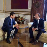 El presidente de la Junta de Andalucía, Juanma Moreno, (i) recibe al presidente del Gobierno de Aragón, Javier Lambán, (d)