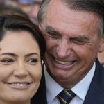 Jair Bolsonaro con su esposa Michelle en un acto de campaña