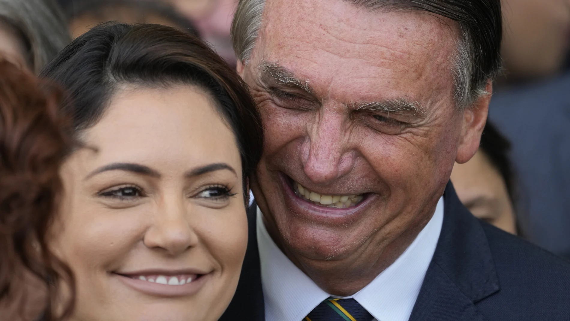 Jair Bolsonaro con su esposa Michelle en un acto de campaña