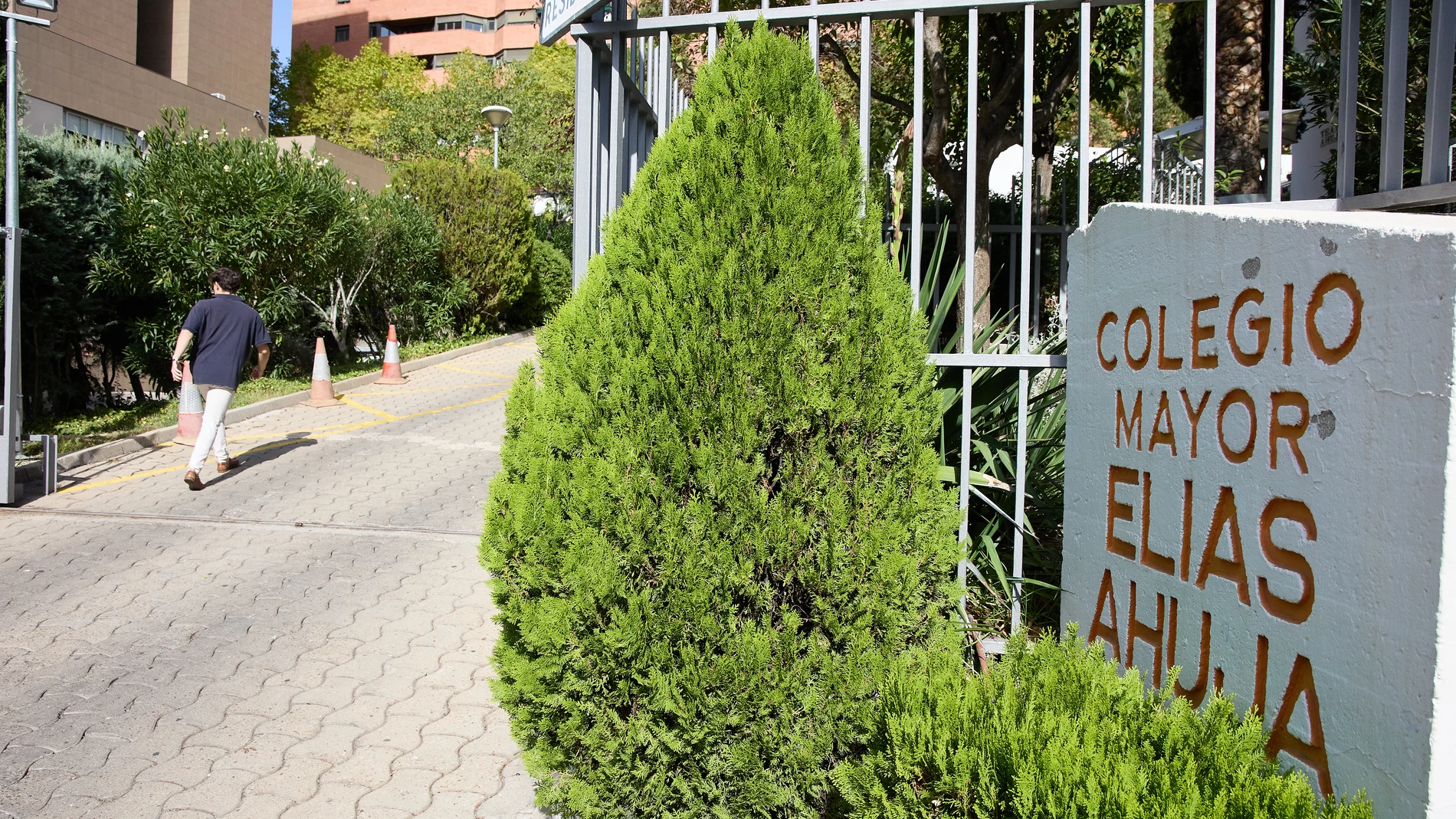 Entrada del Colegio Mayor Elías Ahúja.