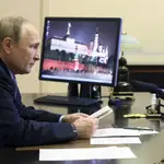 El presidente ruso atiende ayer una conferencia telemática sobre economía desde su residencia