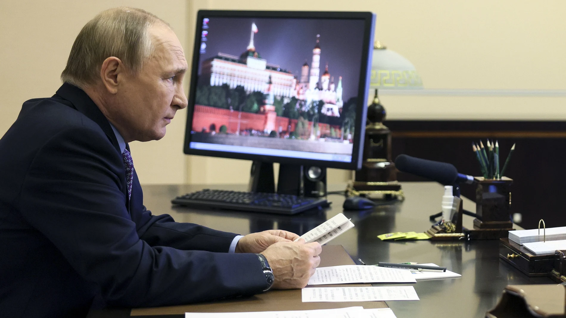 El presidente ruso atiende ayer una conferencia telemática sobre economía desde su residencia