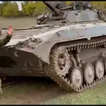 Un soldado ruso sale de un tanque y se rinde ante tropas ucranianas en la región de Jersón, en el sur del país