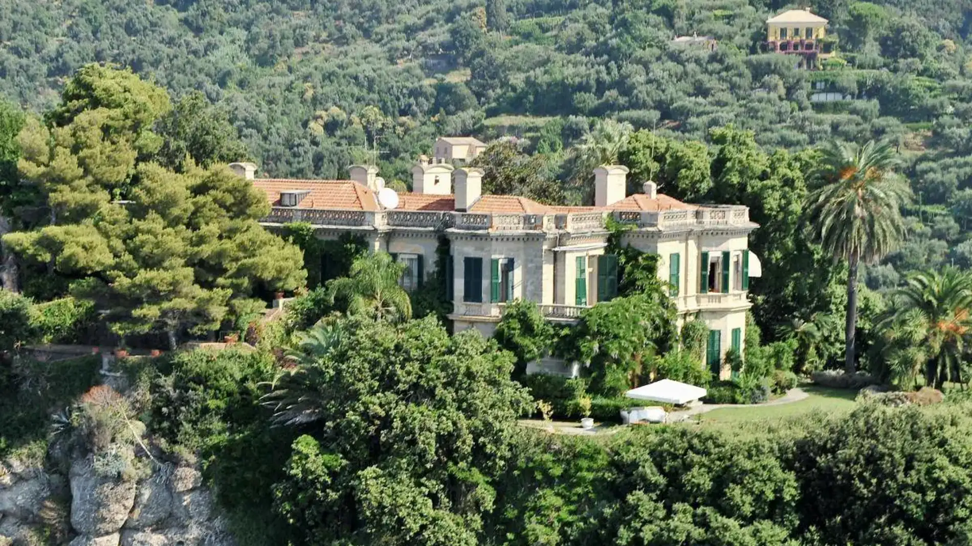 Villa Altachiara es una mansión de estilo colonial que cuenta con 30 habitaciones, piscina y helipuerto