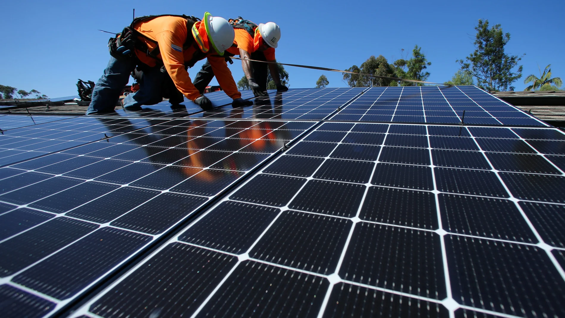 A solar installer from Baker Electric installs a solar panel on the roof of a residential home in Scripps Ranch, San Diego, California, U.S. October 14, 2016. Picture taken October 14, 2016. REUTERS/Mike Blake