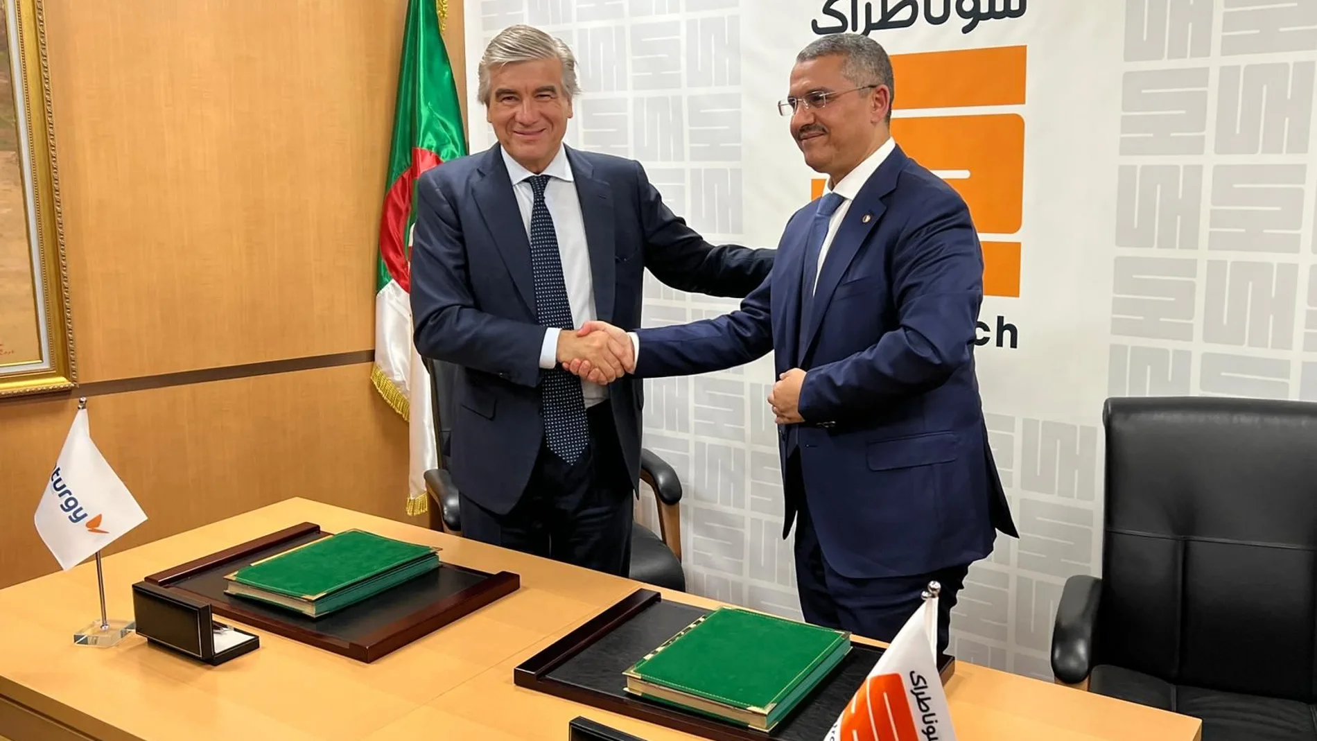 El presidente de Naturgy, Francisco Reynés, con el director ejecutivo de la argelina Sonatrach, Toufik Hakkar, tras la firma del acuerdo de ajuste de precios en Argel