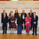 La Reina Doña Sofía y la Infanta Elena posan con los galardonados por la Fundación Mapfre