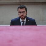 El presidente de la Generalitat, Pere Aragonès, a su llegada al Parlament donde se celebra la tercera jornada del pleno de la cámara catalana que coincide con la consulta interna de JxCat para decidir si continúan o no en el Govern.