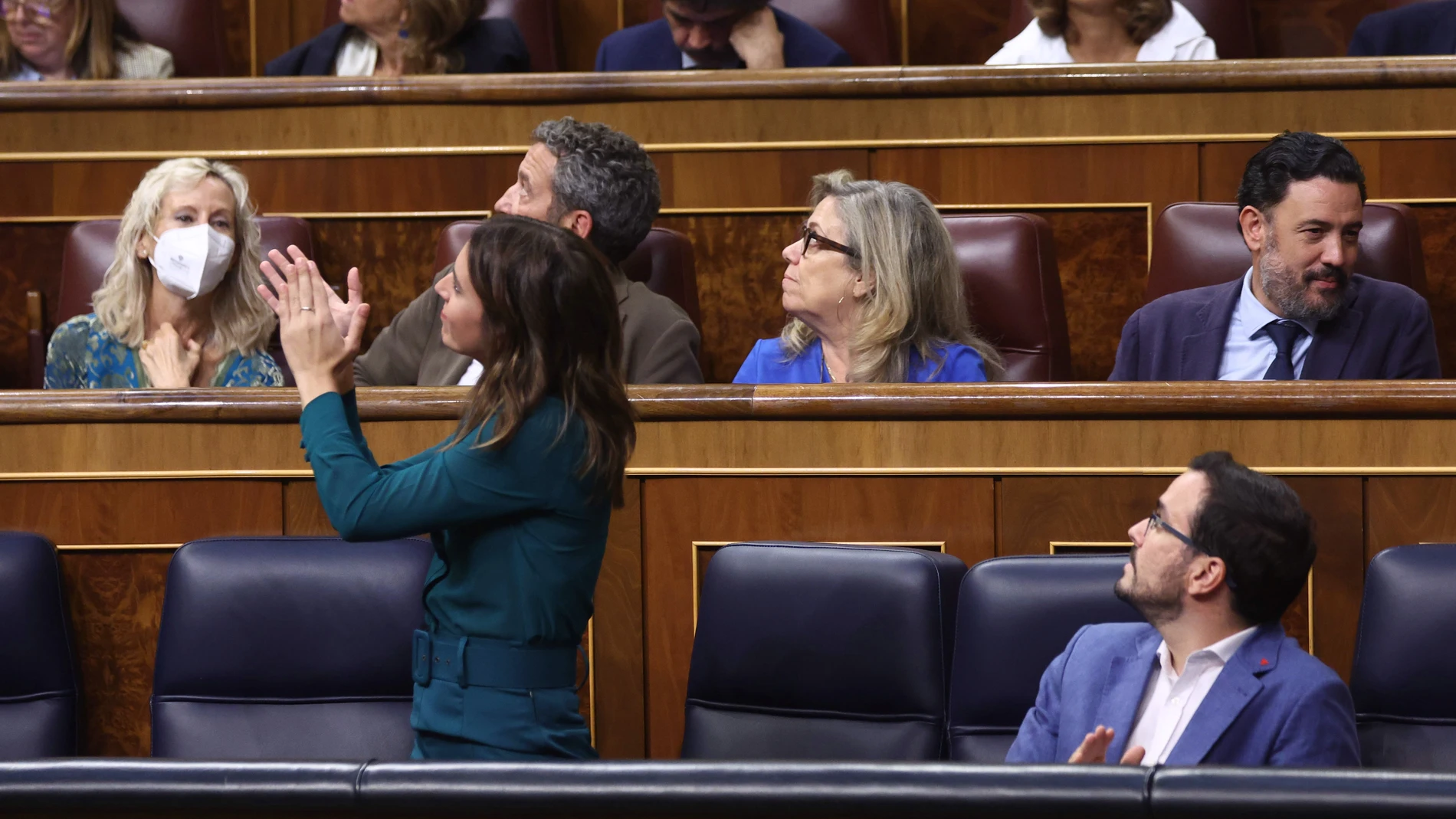 La ministra de Igualdad, Irene Montero y el ministro de Consumo, Alberto Garzón, aplauden durante una sesión plenaria, en el Congreso de los Diputados, a 6 de octubre de 2022, en Madrid