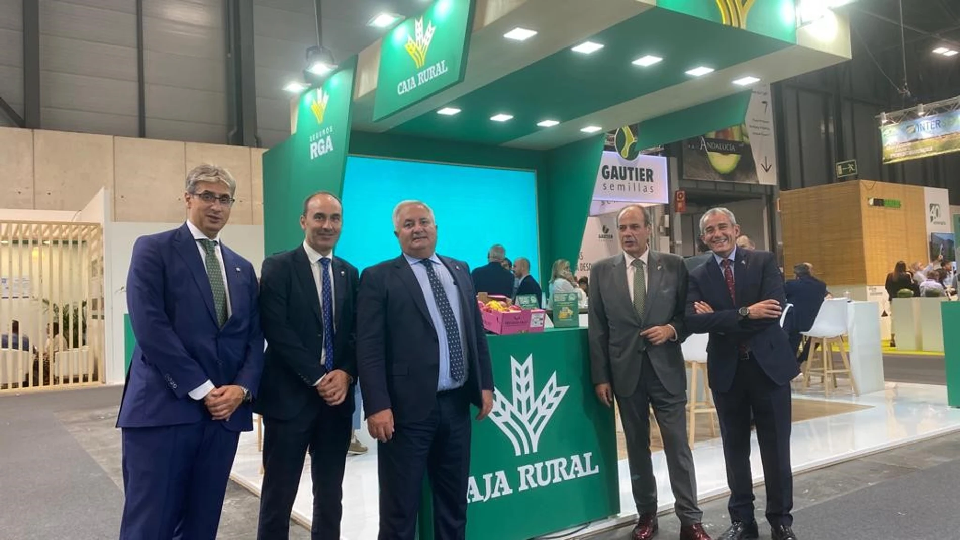 Un amplio equipo de directivos de Caja Rural del Sur ha estado con los productores andaluces en la feria