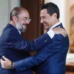 El presidente Junta de Andalucía, Juan Manuel Moreno (d), recibe al presidente de Aragón, Javier Lamban (i), este miércoles en Sevilla. EFE/ José Manuel Vidal