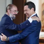 El presidente Junta de Andalucía, Juan Manuel Moreno (d), recibe al presidente de Aragón, Javier Lamban (i), este miércoles en Sevilla. EFE/ José Manuel Vidal