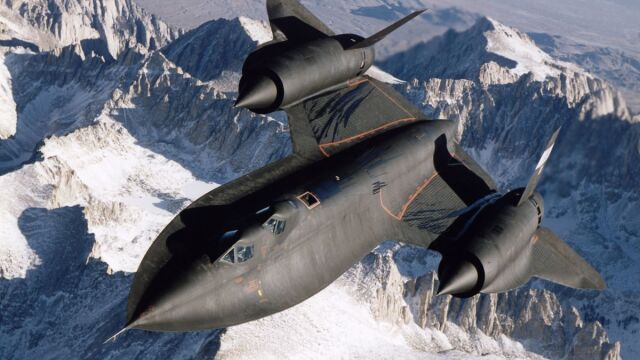 El Blackbird SR-71 es capaz de volar cerca del borde del espacio y superar a un misil