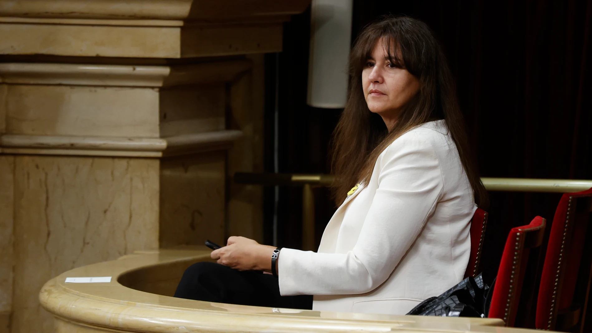 La presidenta de Junts, Laura Borràs, en la tribuna de invitados del Parlament durante la tercera jornada del pleno de la cámara catalana