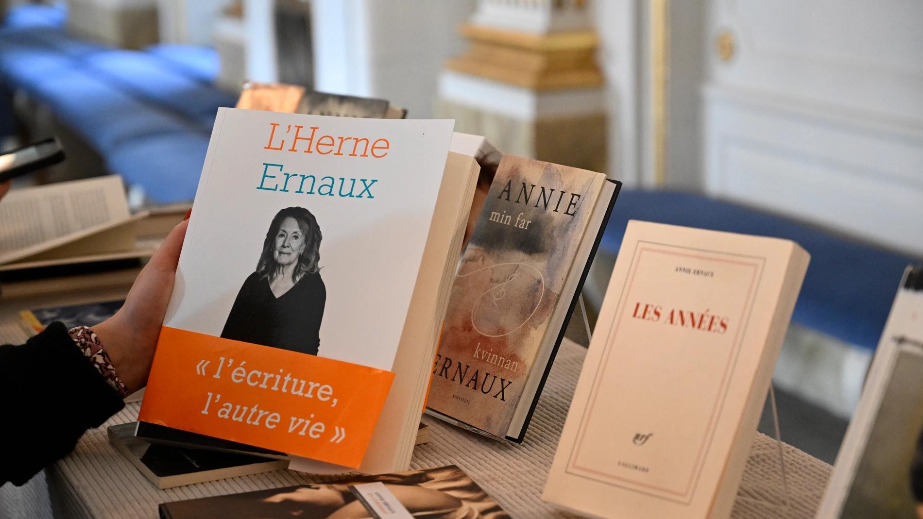 Una mesa con ediciones de la obra de Annie Ernaux en varias lenguas
