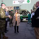 La ministra de Defensa, Margarita Robles, junto a algunos de los vehículos militares que se enviarán a Ucrania