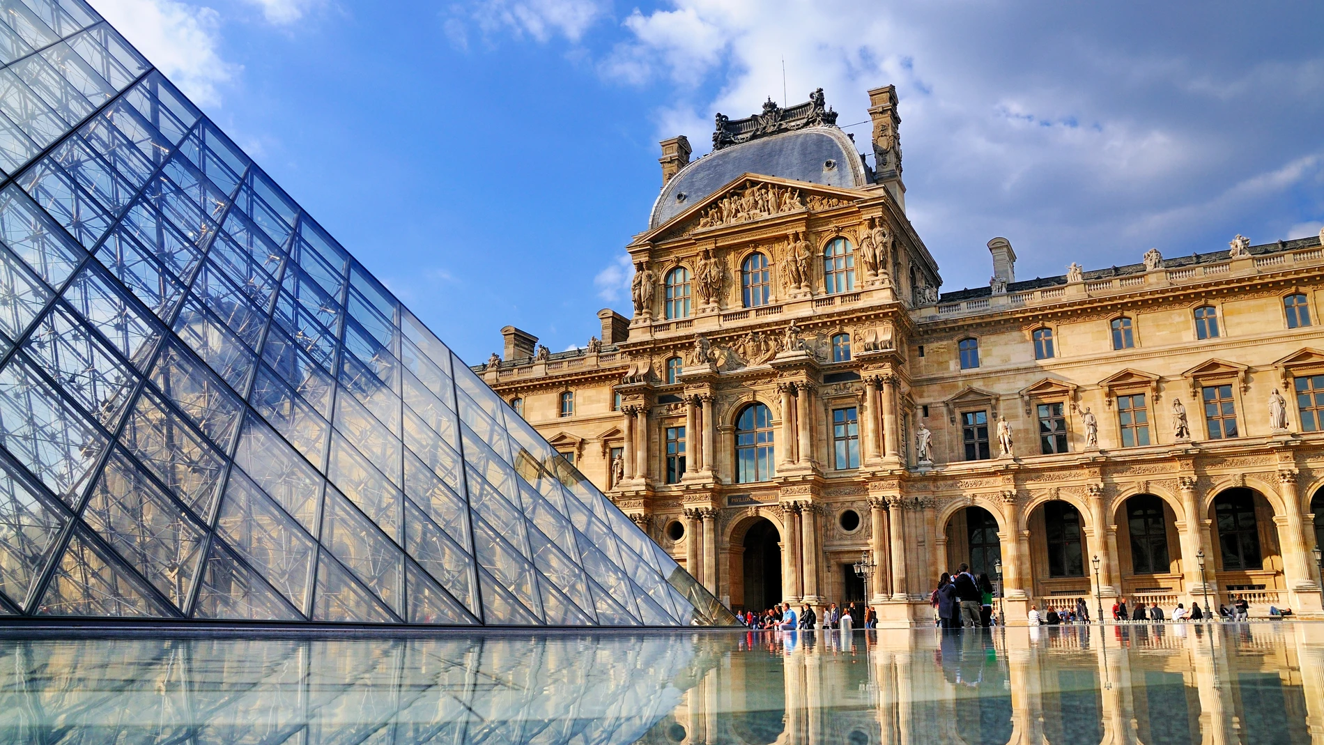 El Museo del Louvre es una de las citas que no debe faltar en la visita a la capital francesa