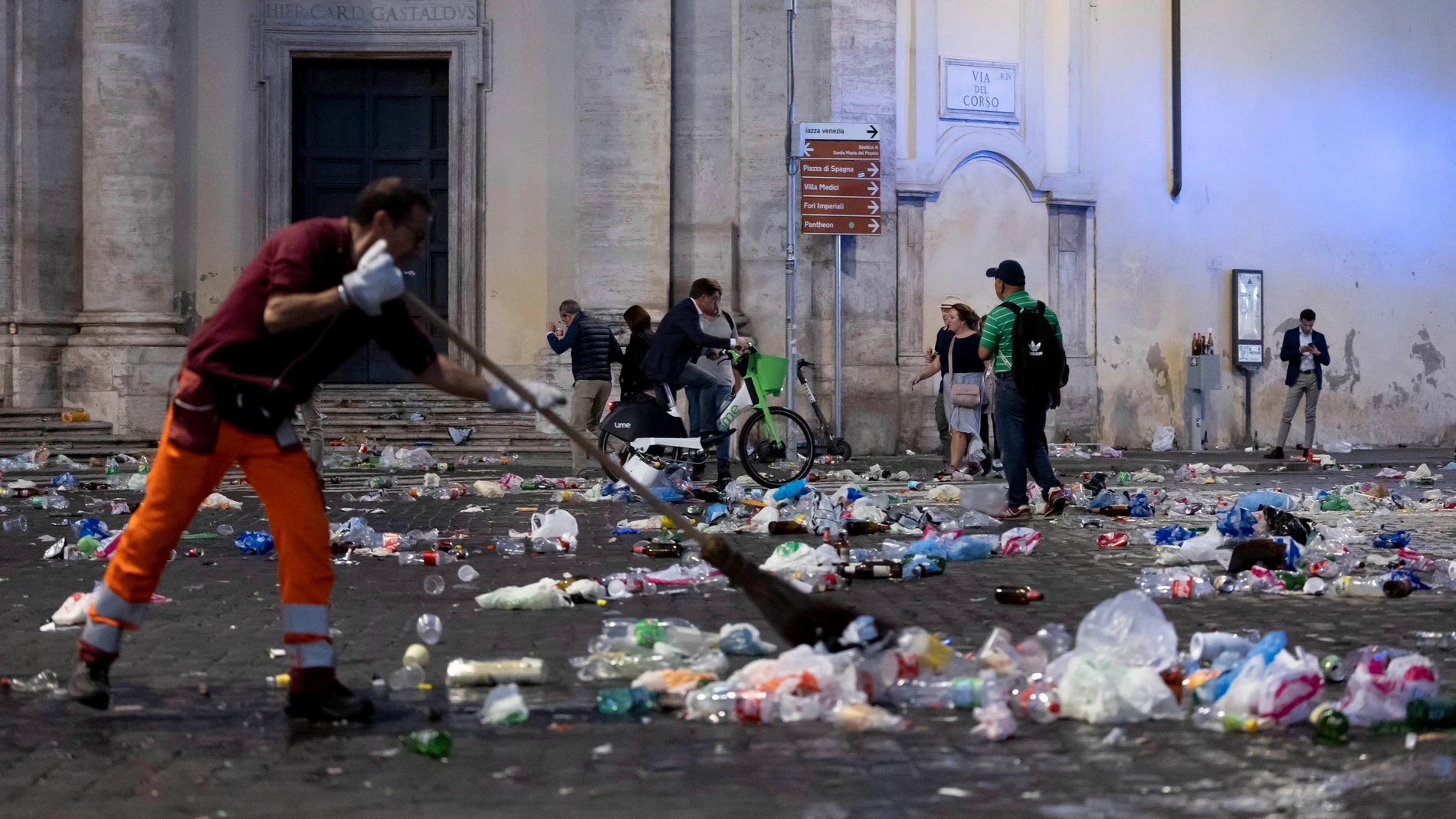 Barrenderos trabajan en retirar las toneladas de basuras generadas por la afición bética en Roma