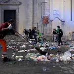 Barrenderos trabajan en retirar las toneladas de basuras generadas por la afición bética en Roma