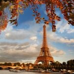 Vista espectacular de la Torre Eiffel en otoño