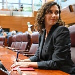 La presidenta de la Comunidad de Madrid, Isabel Díaz Ayuso, a su llegada al pleno celebrado en la Asamblea de Madrid, este jueves.