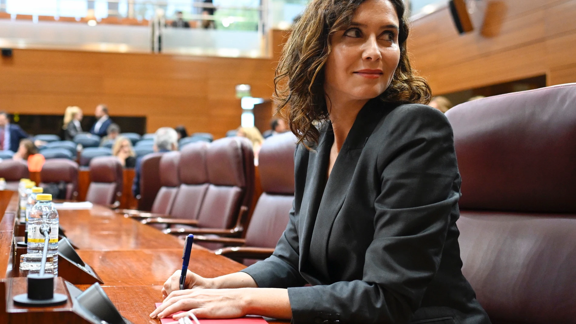 La presidenta de la Comunidad de Madrid, Isabel Díaz Ayuso, a su llegada al pleno celebrado en la Asamblea de Madrid, este jueves.