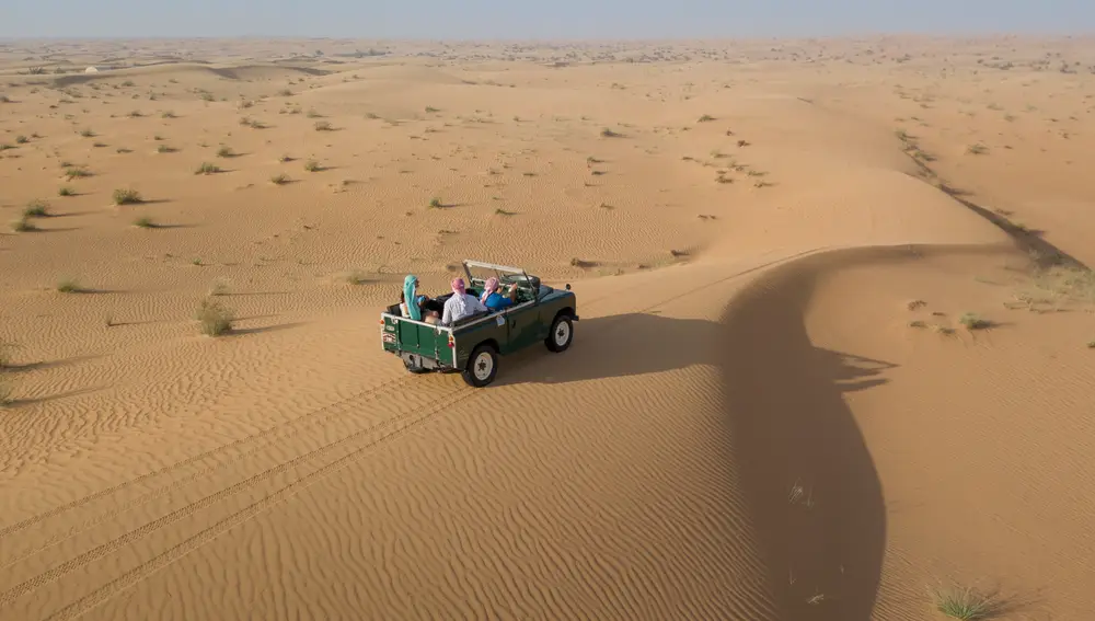 Resulta imprescindible visitar Rub al-Jali, el quinto desierto más grande del mundo, con 650.000 kilómetros cuadrados de superficie. Platinum Heritage, realiza experiencias sostenibles en este paraje inigualable