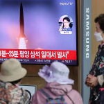 Varias personas observan un reportaje de televisión en la estación de Seúl sobre el lanzamiento por parte de Corea del Norte de dos misiles balísticos de corto alcance en el Mar del Este